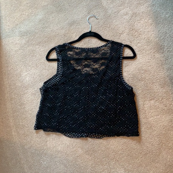 Adorable B/W Polka Dot Ruffled Crop Top - Picture 3 of 8